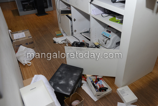 Mangaluru: Robbery at Apple showroom; items worth Rs. 20 lac looted 1